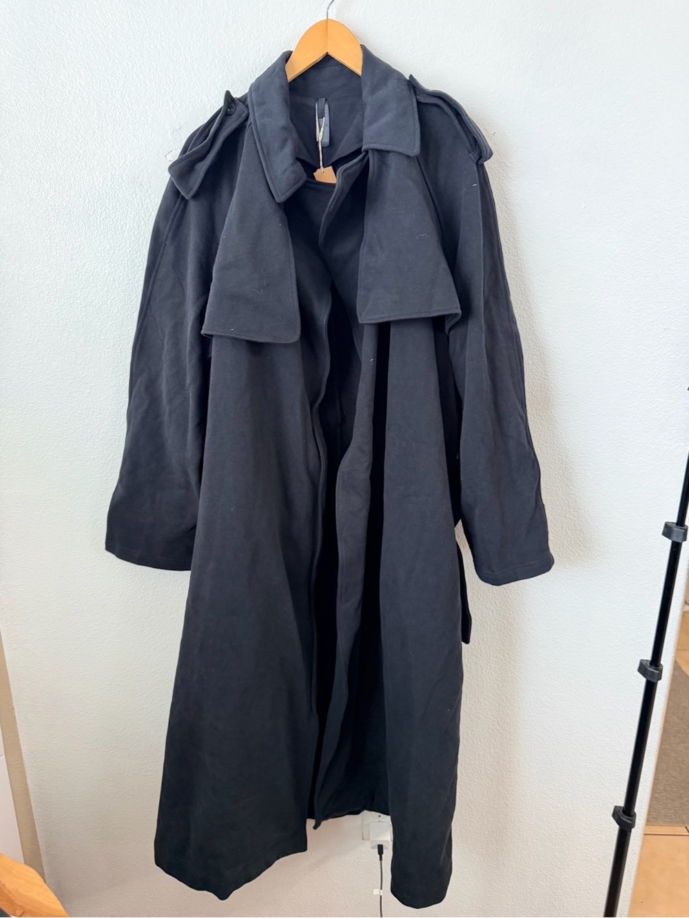 SKIMS Boyfriend Fleece Trench Coat Black Size Large NWT Retail $248 - Picture 2 of 5